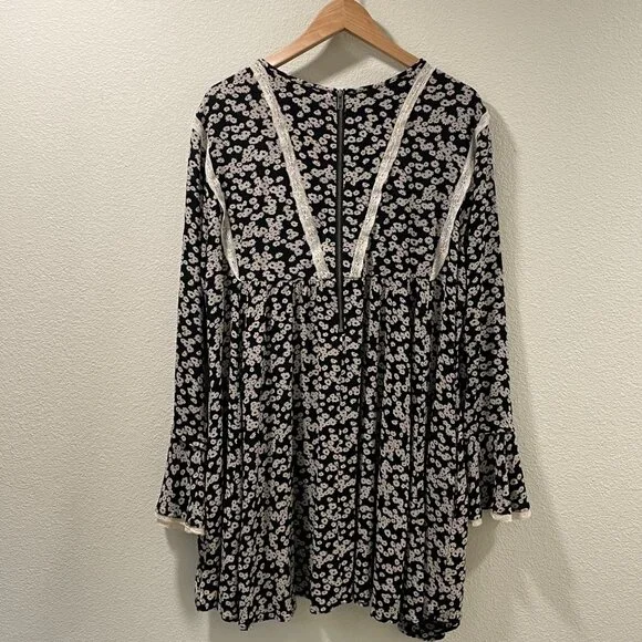 FREE PEOPLE NEW "Like You Best" Bell Sleeve Mini Lace Trim Black/Ivory Size L - Picture 3 of 9